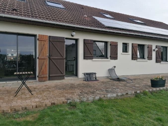Façade rénovée avec fenêtres aluminium et volets bois sur la Côte d'Opale