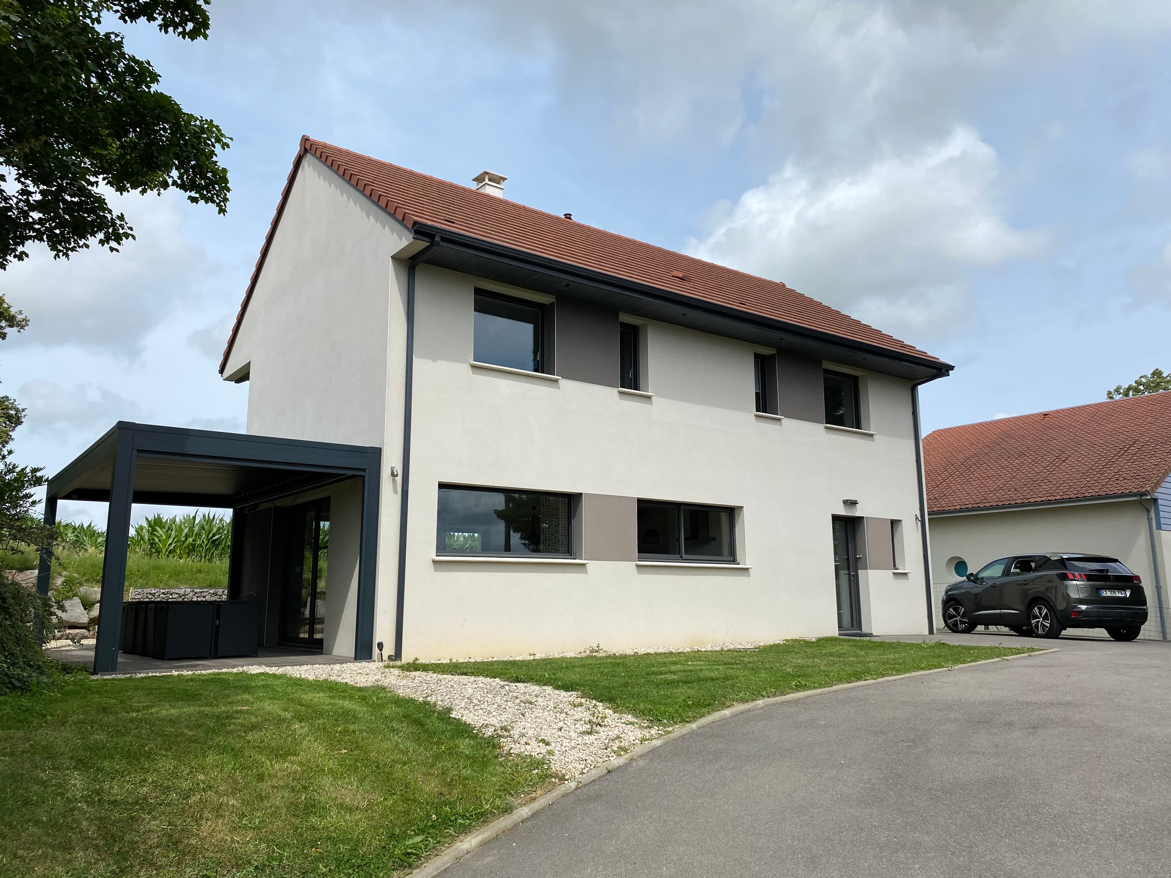 Portail coulissant aluminium anthracite avec ajourages, posé par Ferm'Opale sur la Côte d'Opale